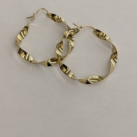 10kt Real Gold Twisted Hoop Earring